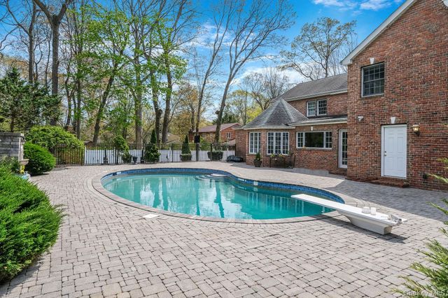9 Arista Court, Dix Hills, NY 11746