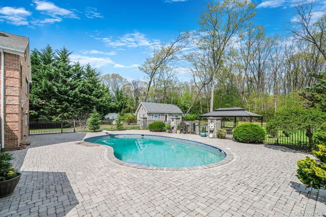 9 Arista Court, Dix Hills, NY 11746
