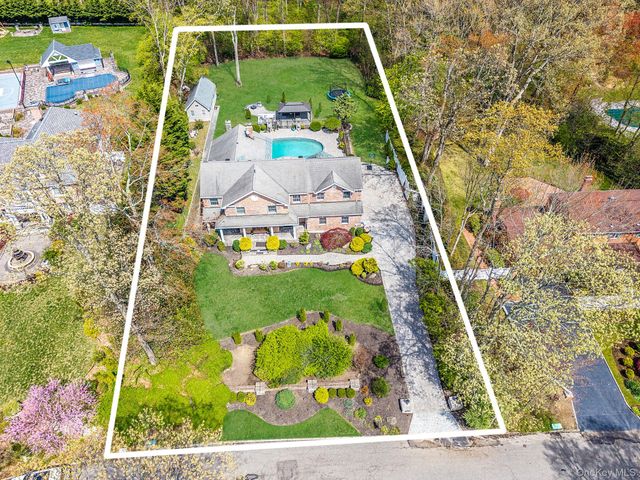 9 Arista Court, Dix Hills, NY 11746