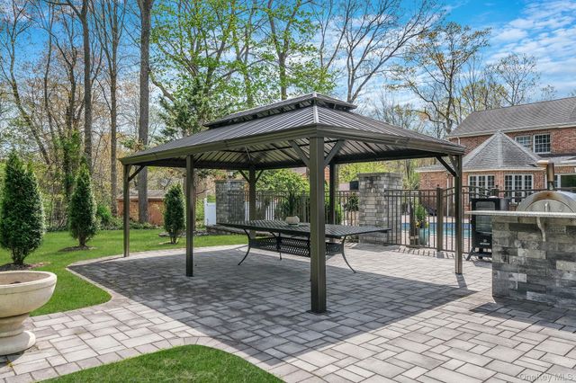 9 Arista Court, Dix Hills, NY 11746