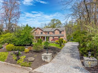 9 Arista Court, Dix Hills, NY 11746