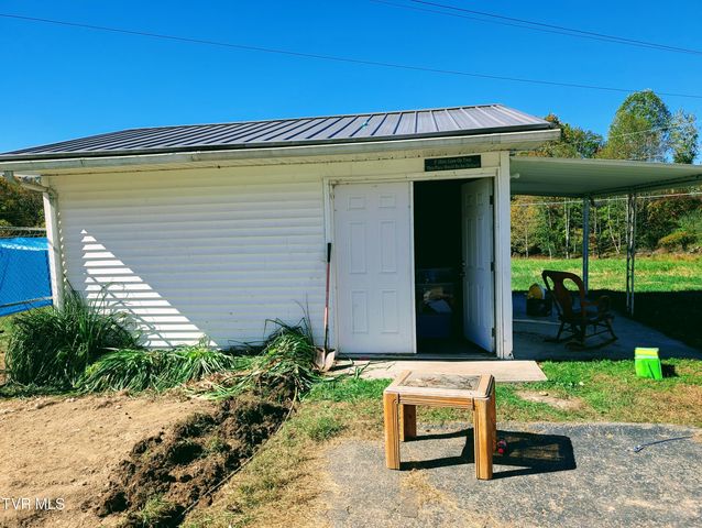 279 State Route Road, Clintwood, VA 24228