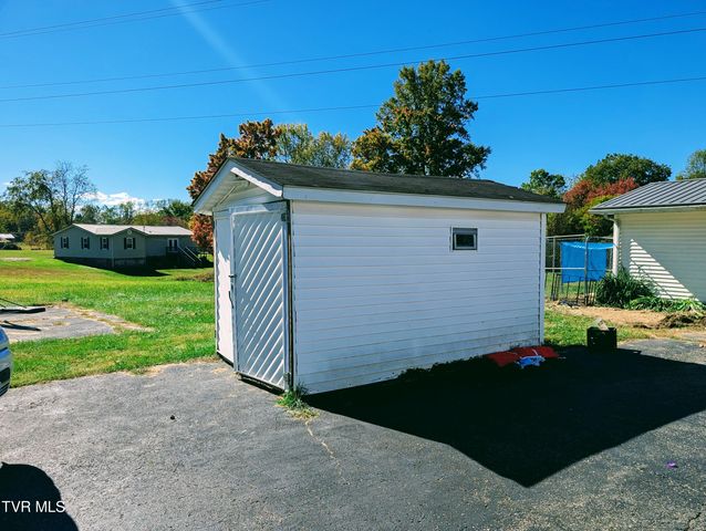 279 State Route Road, Clintwood, VA 24228