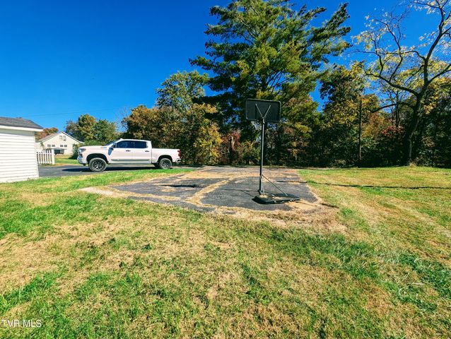 279 State Route Road, Clintwood, VA 24228