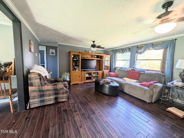 279 State Route Road, Clintwood, VA 24228