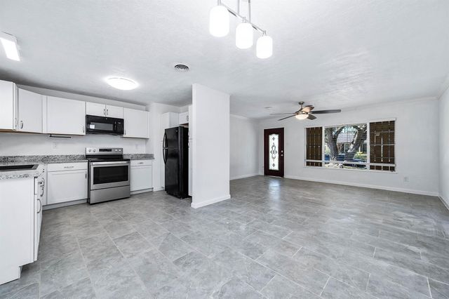 206 Crestview Drive, Hitchcock, TX 77563