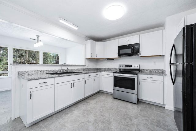 206 Crestview Drive, Hitchcock, TX 77563