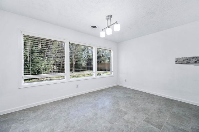 206 Crestview Drive, Hitchcock, TX 77563