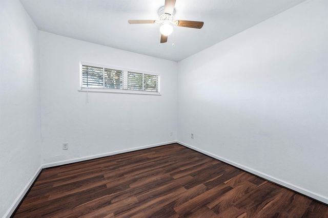 206 Crestview Drive, Hitchcock, TX 77563