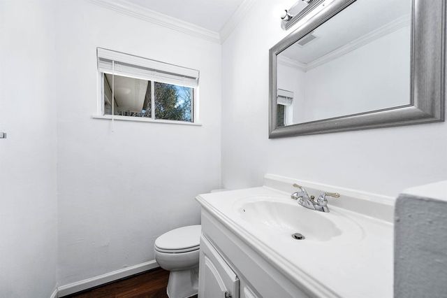 206 Crestview Drive, Hitchcock, TX 77563