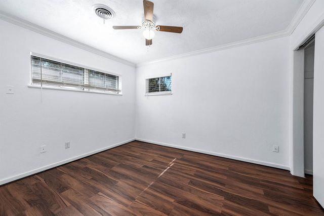 206 Crestview Drive, Hitchcock, TX 77563