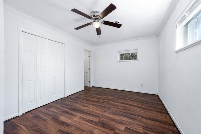 206 Crestview Drive, Hitchcock, TX 77563