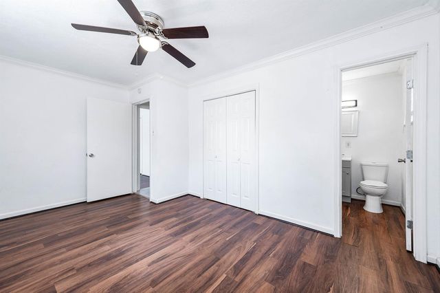 206 Crestview Drive, Hitchcock, TX 77563