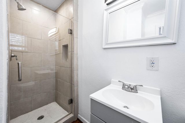 206 Crestview Drive, Hitchcock, TX 77563