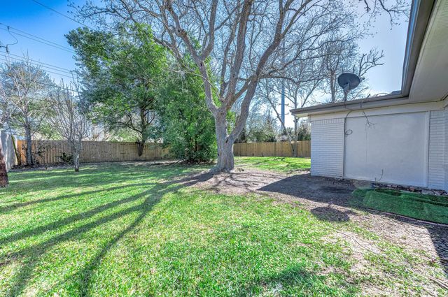 206 Crestview Drive, Hitchcock, TX 77563