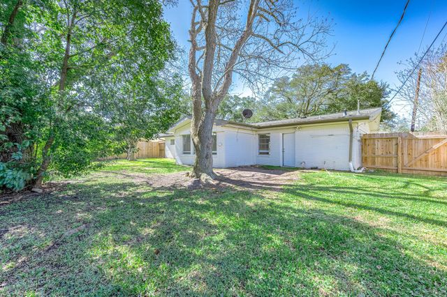 206 Crestview Drive, Hitchcock, TX 77563