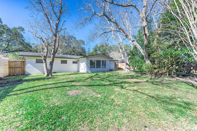 206 Crestview Drive, Hitchcock, TX 77563