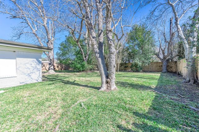 206 Crestview Drive, Hitchcock, TX 77563