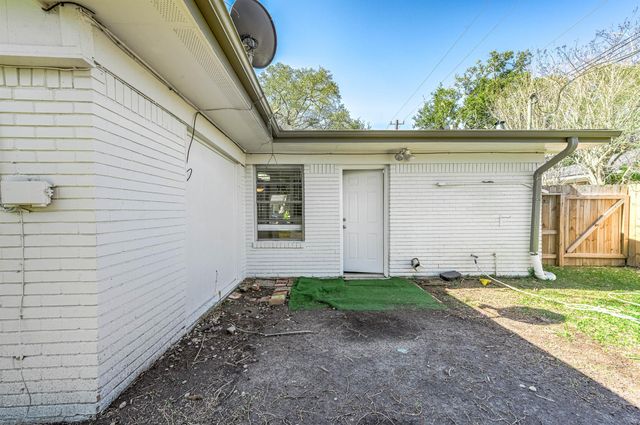 206 Crestview Drive, Hitchcock, TX 77563