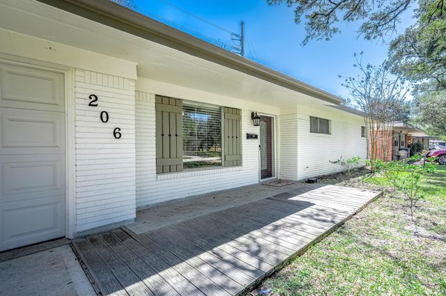 206 Crestview Drive, Hitchcock, TX 77563
