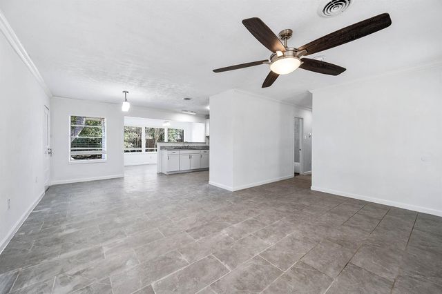 206 Crestview Drive, Hitchcock, TX 77563