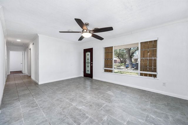 206 Crestview Drive, Hitchcock, TX 77563