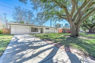 206 Crestview Drive, Hitchcock, TX 77563