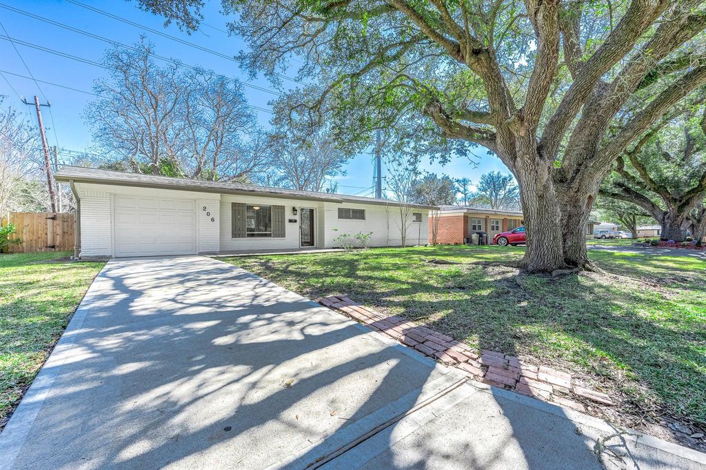 206 Crestview Drive, Hitchcock, TX 77563