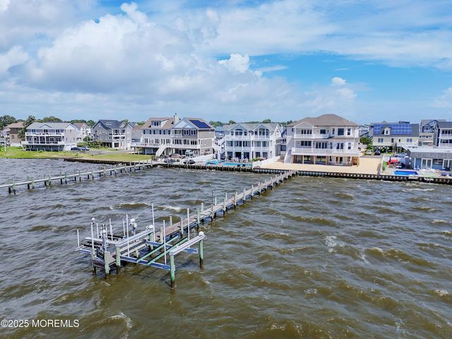39 Bay Shore Drive, Toms River, NJ 08753