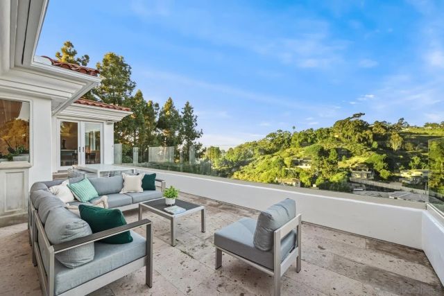 6617 Muirlands Dr, La Jolla, CA 92037