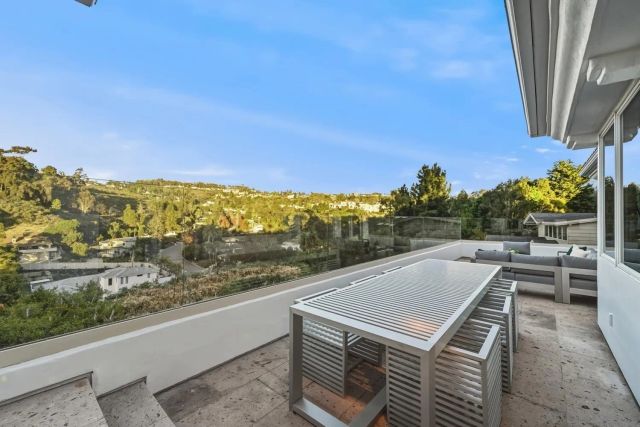 6617 Muirlands Dr, La Jolla, CA 92037