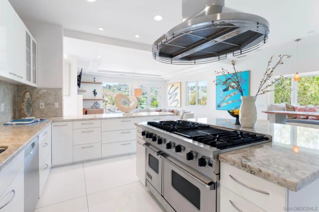 6617 Muirlands Dr, La Jolla, CA 92037