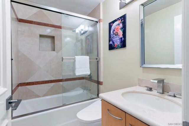 6617 Muirlands Dr, La Jolla, CA 92037