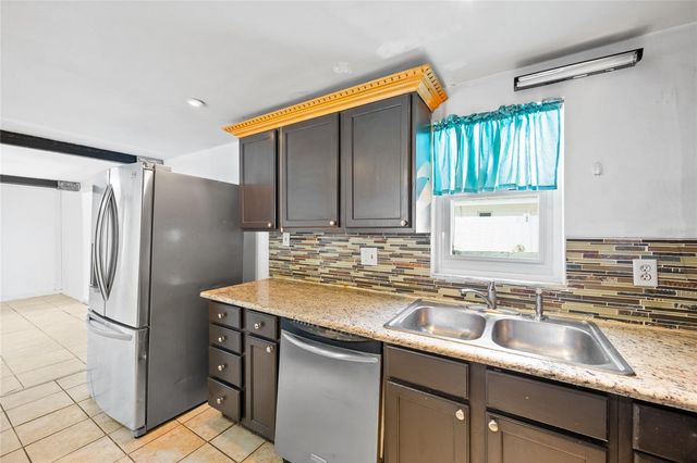 1230 E 1ST AVENUE, Mount Dora, FL 32757