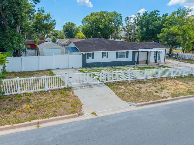 1230 E 1ST AVENUE, Mount Dora, FL 32757