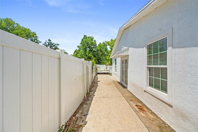 1230 E 1ST AVENUE, Mount Dora, FL 32757