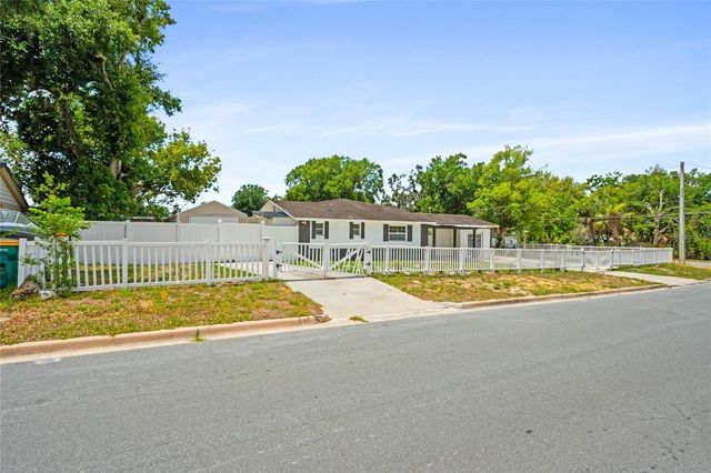 1230 E 1ST AVENUE, Mount Dora, FL 32757