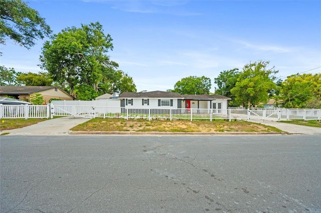 1230 E 1ST AVENUE, Mount Dora, FL 32757