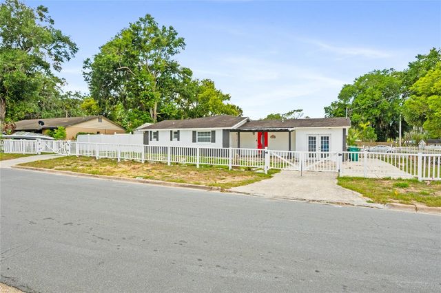 1230 E 1ST AVENUE, Mount Dora, FL 32757