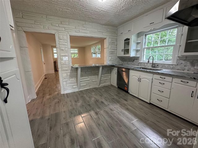1900 Peachtree Street, Winston Salem, NC 27107