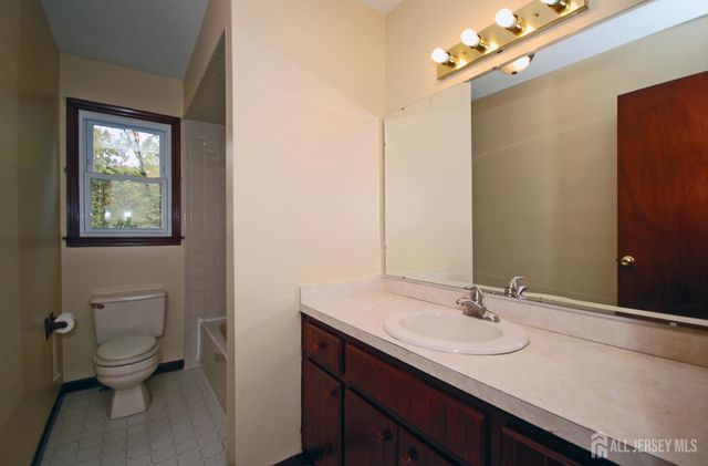 6 Heather Lane, Middlesex, NJ 08846