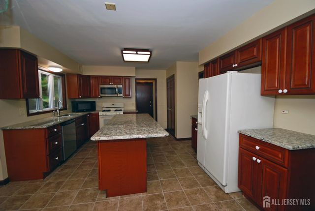6 Heather Lane, Middlesex, NJ 08846