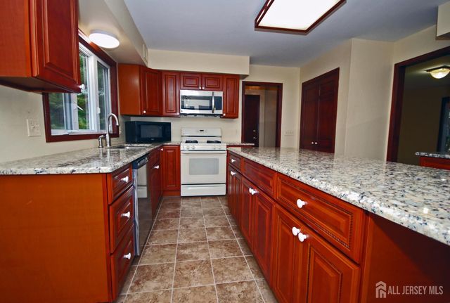 6 Heather Lane, Middlesex, NJ 08846