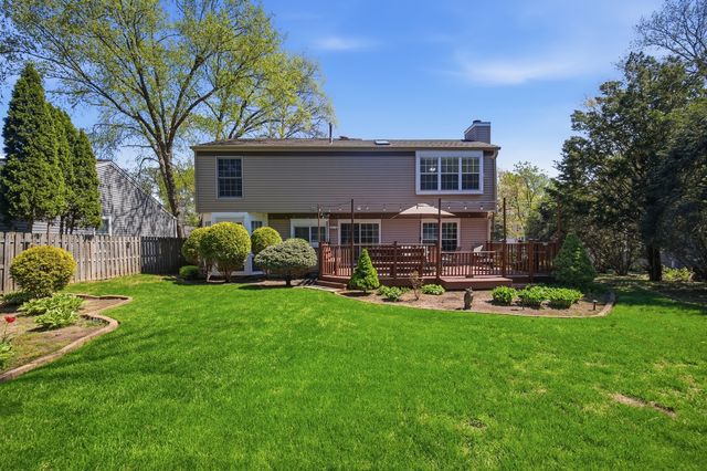 1320 Yellowstone Parkway, Algonquin, IL 60102