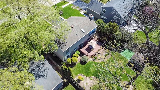 1320 Yellowstone Parkway, Algonquin, IL 60102