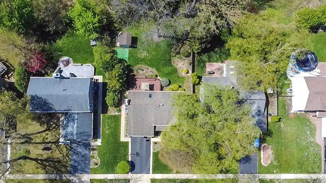 1320 Yellowstone Parkway, Algonquin, IL 60102