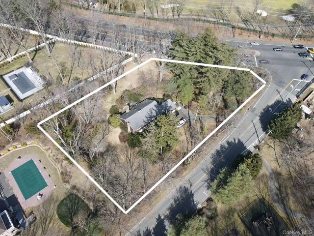 499 Stonytown Road, Manhasset, NY 11030