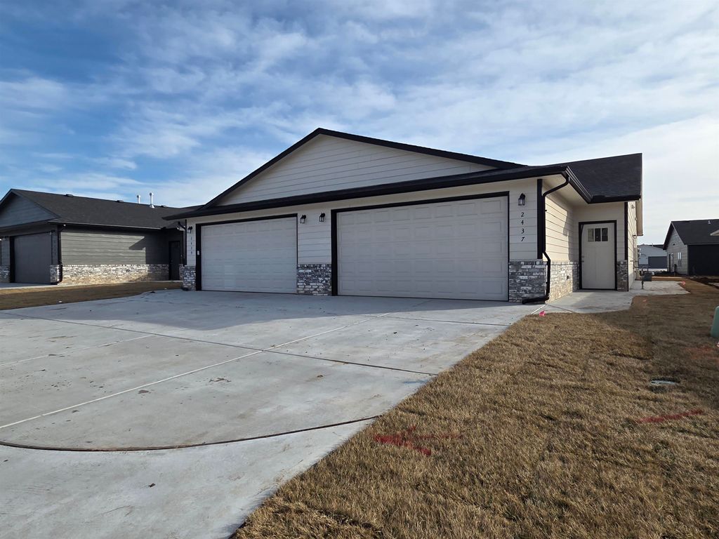 2449 S Wheatland Ct, Wichita, KS 67235
