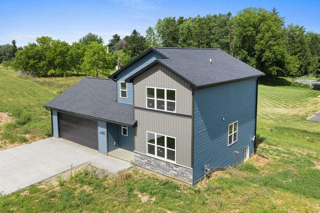 1801 SOUTHLAND LANE, New London, WI 54961