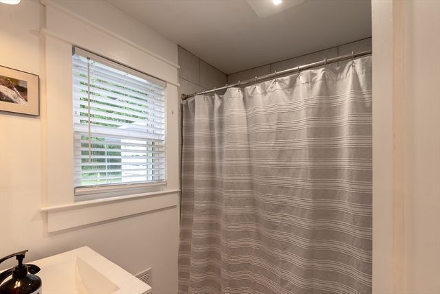 4 Glenwood Ave, Foxboro, MA 02035